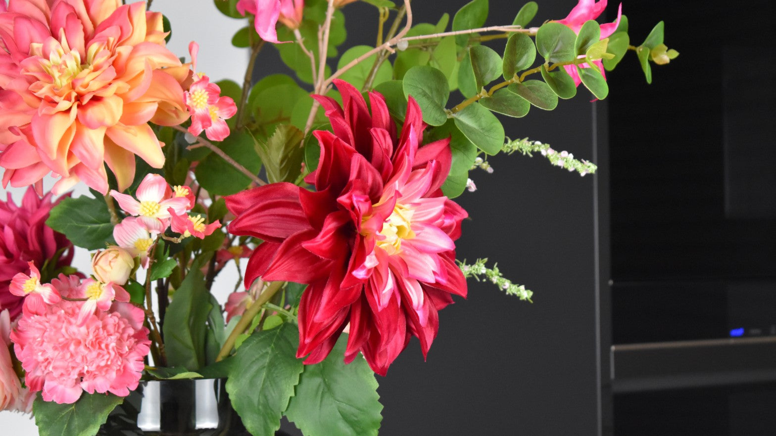 Zijden bloemenarrangement in een vaas, zorgvuldig onderhouden en stofvrij, voor een langdurige levensduur