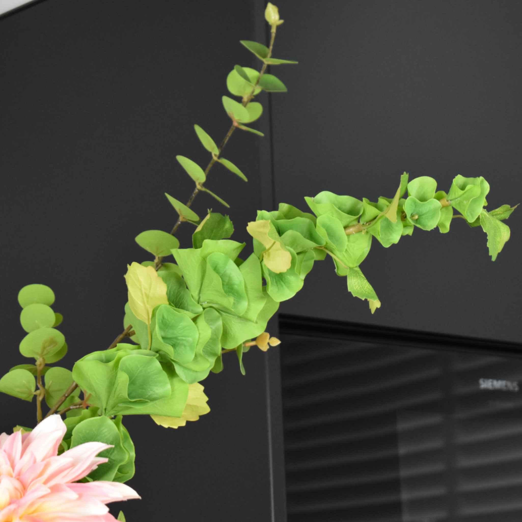 roze wit zijden bloemen boeket bells of ireland